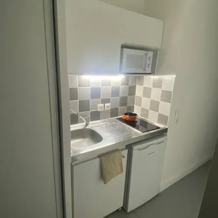 Studio A Paris17 Only For 18-35 Yo Appartamento